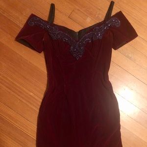 Vintage-inspired velvet bodycon dress
